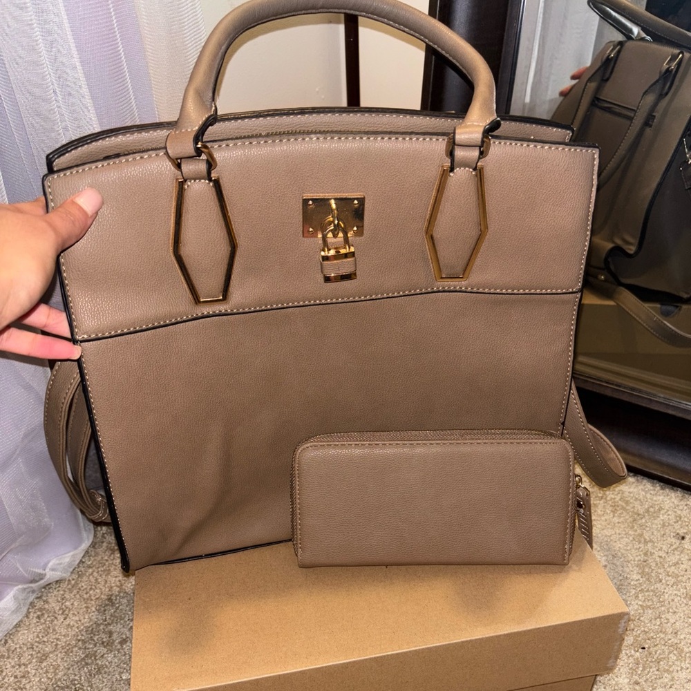 Tan purse w/wallet